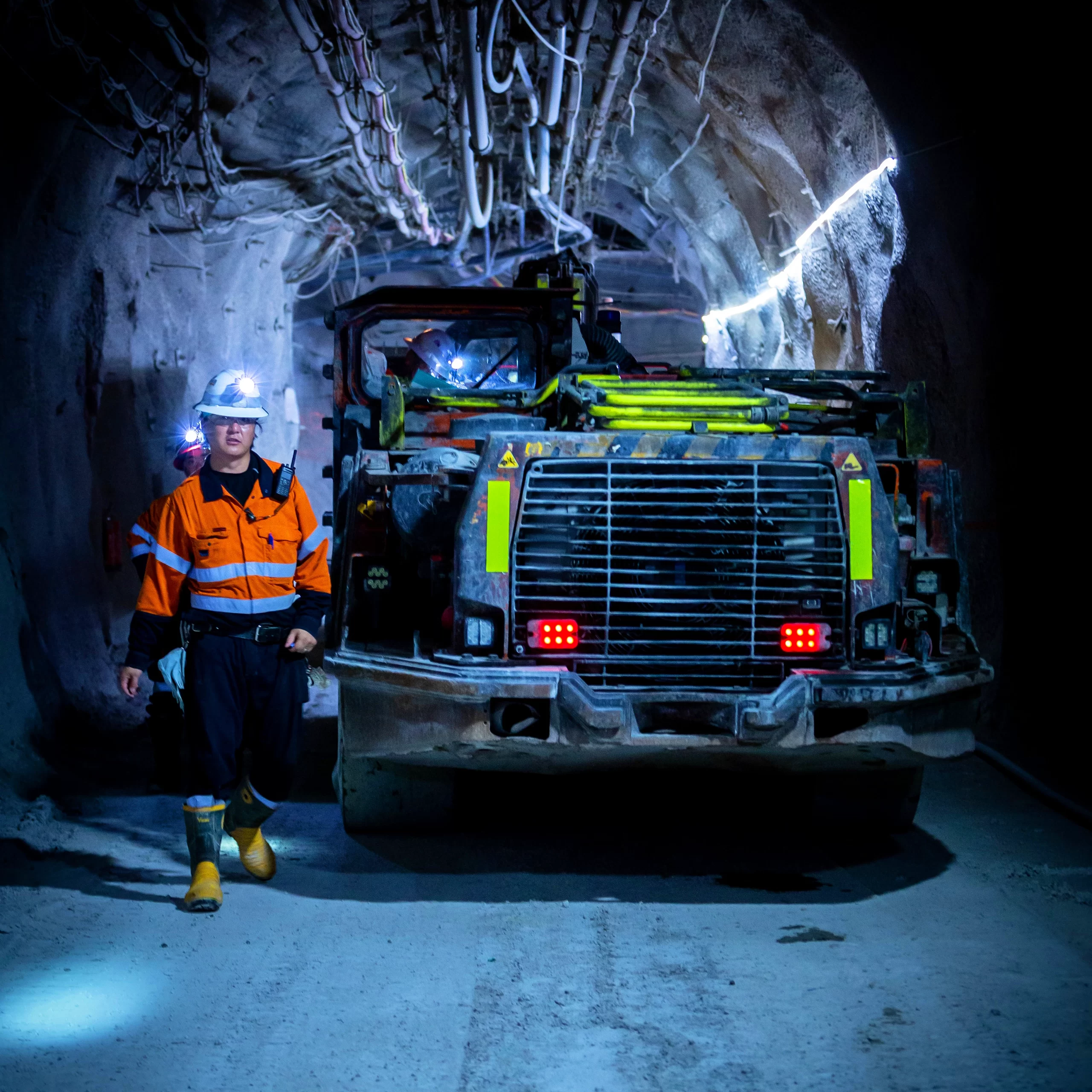 Atlas Copco Wagner MT-1000 in Mine with Worker